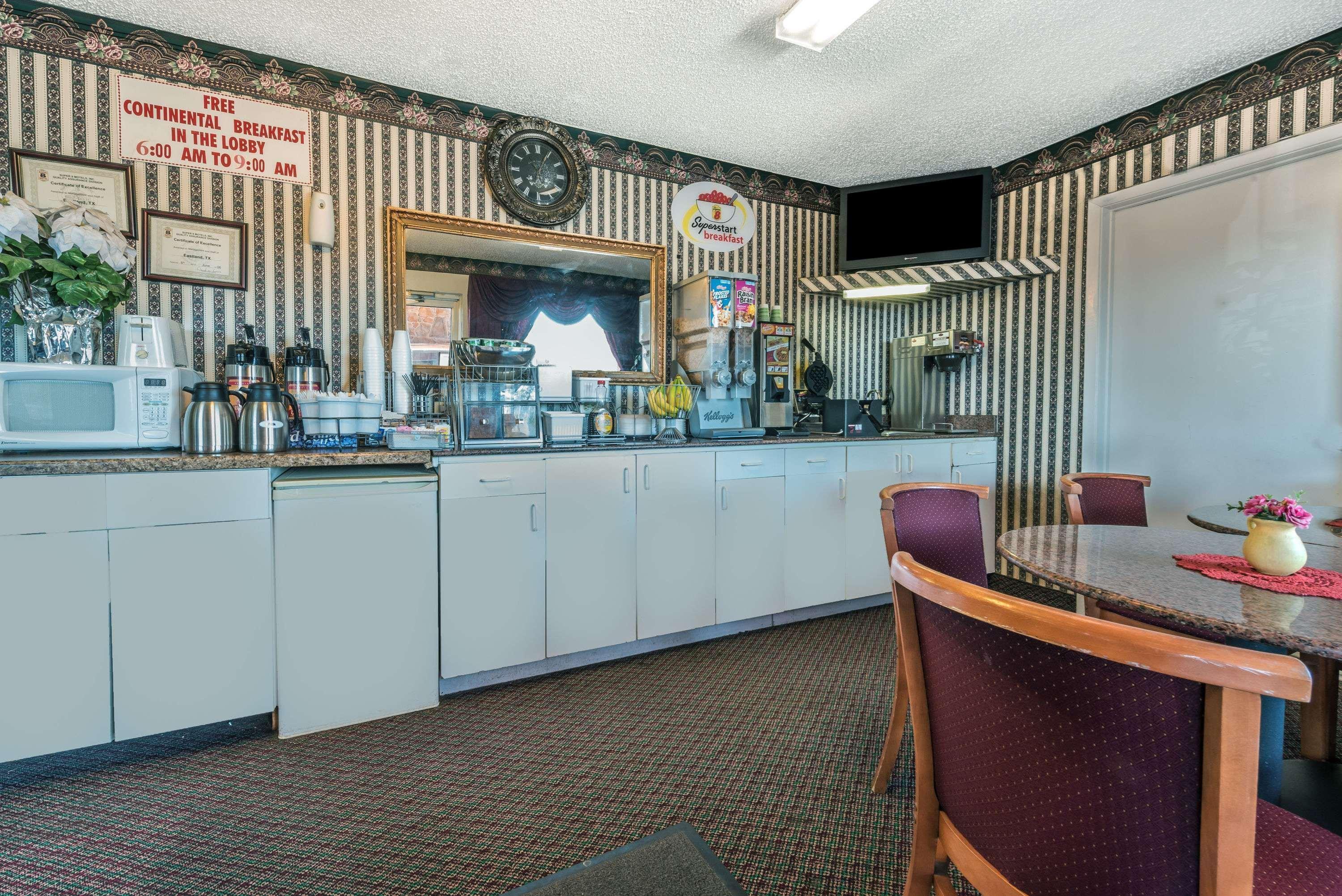 Super 8 By Wyndham Eastland Hotel Buitenkant foto