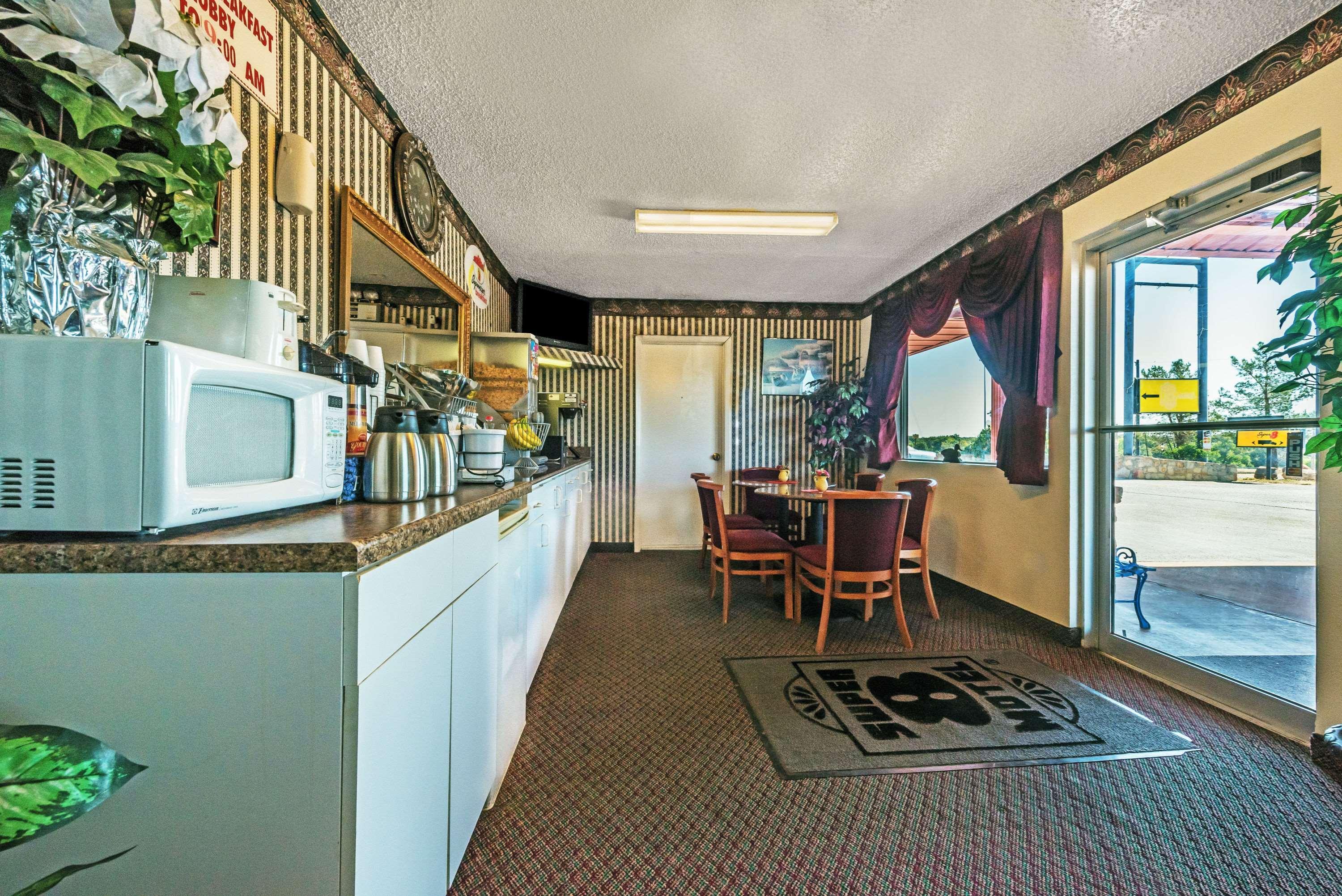 Super 8 By Wyndham Eastland Hotel Buitenkant foto