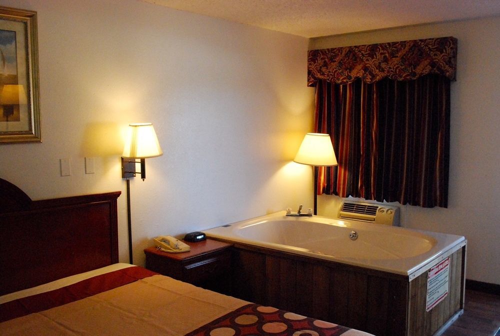 Super 8 By Wyndham Eastland Hotel Buitenkant foto